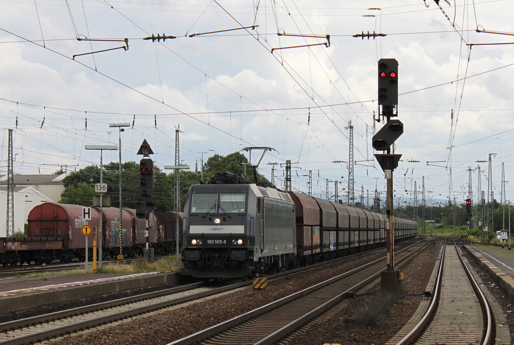 185 565-9 wird gleich durch den Bahnhof von Neuwied fahren am 10.07.2012