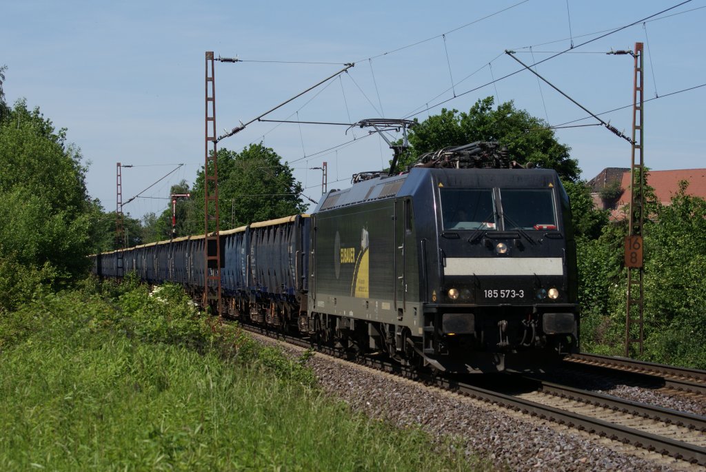185 573-3 Neubauer mit einem Gterzug bei der Durchfahrt durch Hannover-Limmer am 5.06.10