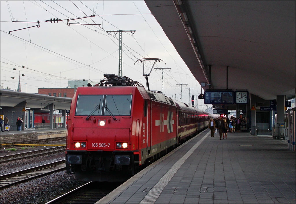 185 585 der HGK zog am 29.09.12 einen Sonderzug nach Mnchen zur Wiesn. Hier beim Zwischenhalt in Koblenz.