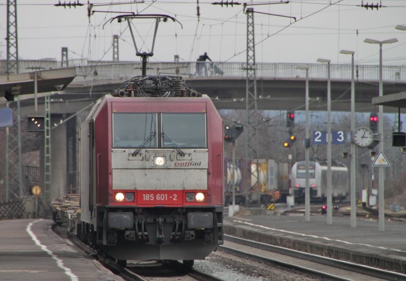 185 601 von Crossrail am 13.03.10 in Sinzig (Rhein). Im Hintergrund fhrt ein 460er von Trans Regio in Richtung Kln.