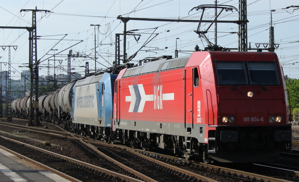 185 604 und 185 526 von HGK mit Kesselwagenzug am 20.05.12 in Fulda
