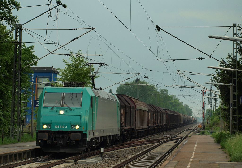 185 610-3 fuhr mit dem FR 52848 nach Mannheim GBF durch Forchheim bei Karlsruhe am 26.4.11.