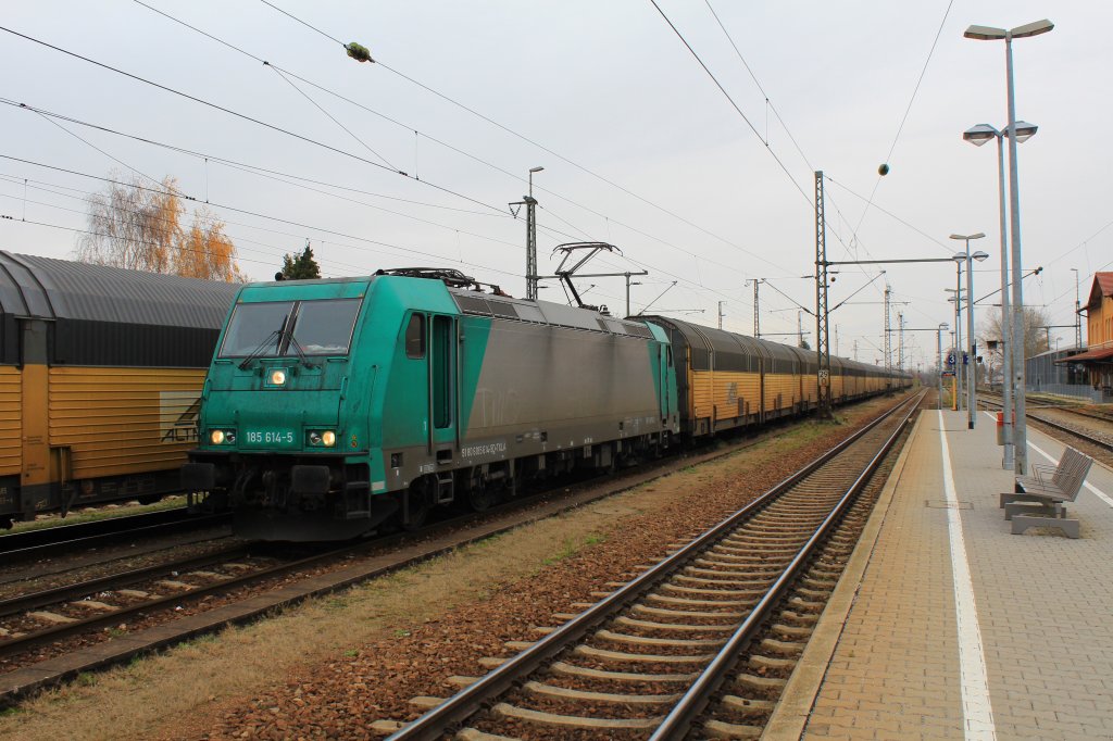 185 614-5 kurz vor der Abfahrt aus dem Bahnhof von Dingolfing. Aufgenommen am 12. November 2012.