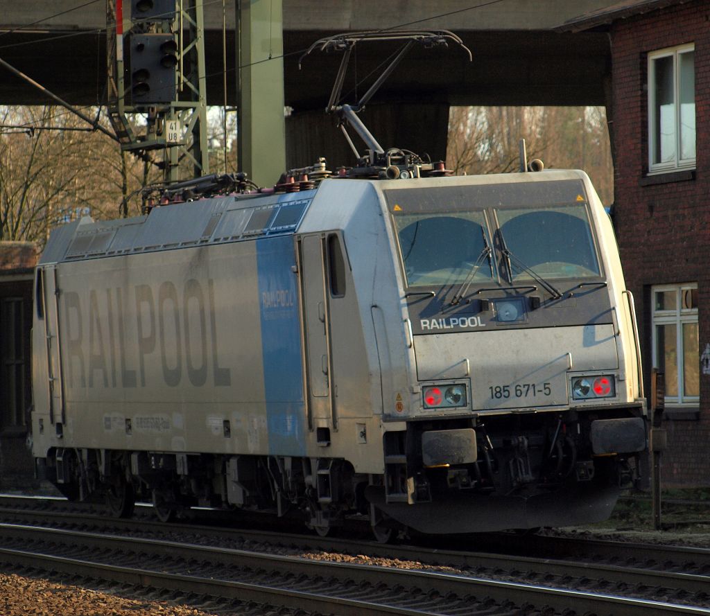 185 671-5 von Railpool fuhr alleine durch Harburg am 2.4.