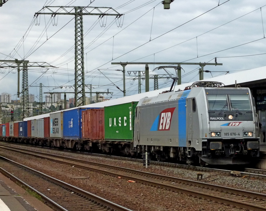 185 676 von EVB mit Containerzug am 13.09.10 in Fulda