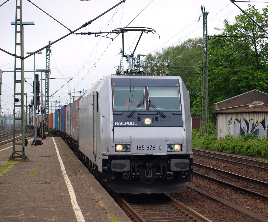 185 678-0 von Railpool fuhr mit einem Containerganzzug durch den noch leicht vernebelten Bahnhof Hamburg-Harburg am 22.5.