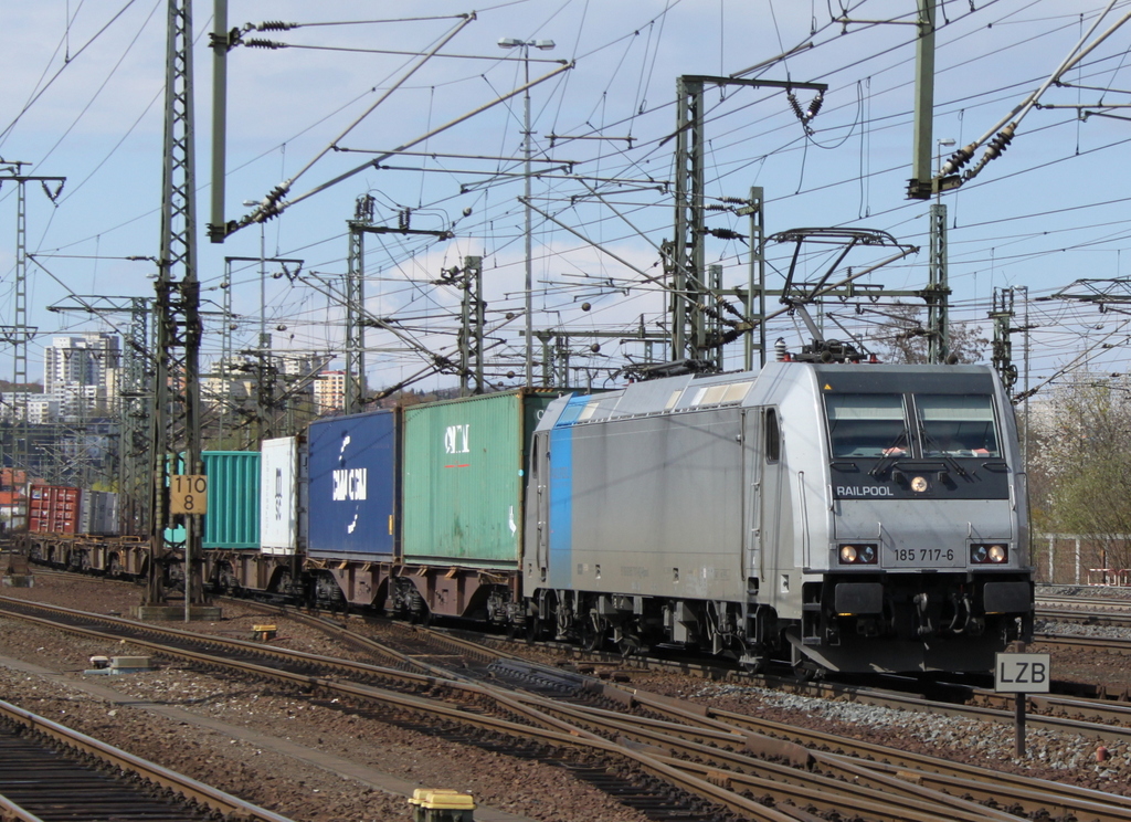 185 717 von boxxpress mit Containerzug am 23.04.12 in Fulda