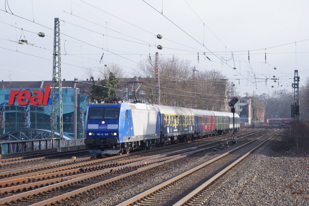 185 CL-008 mit einem RE 13 Eurobahn Ersatzzug in Dsseldorf Bilk am 06.02.10