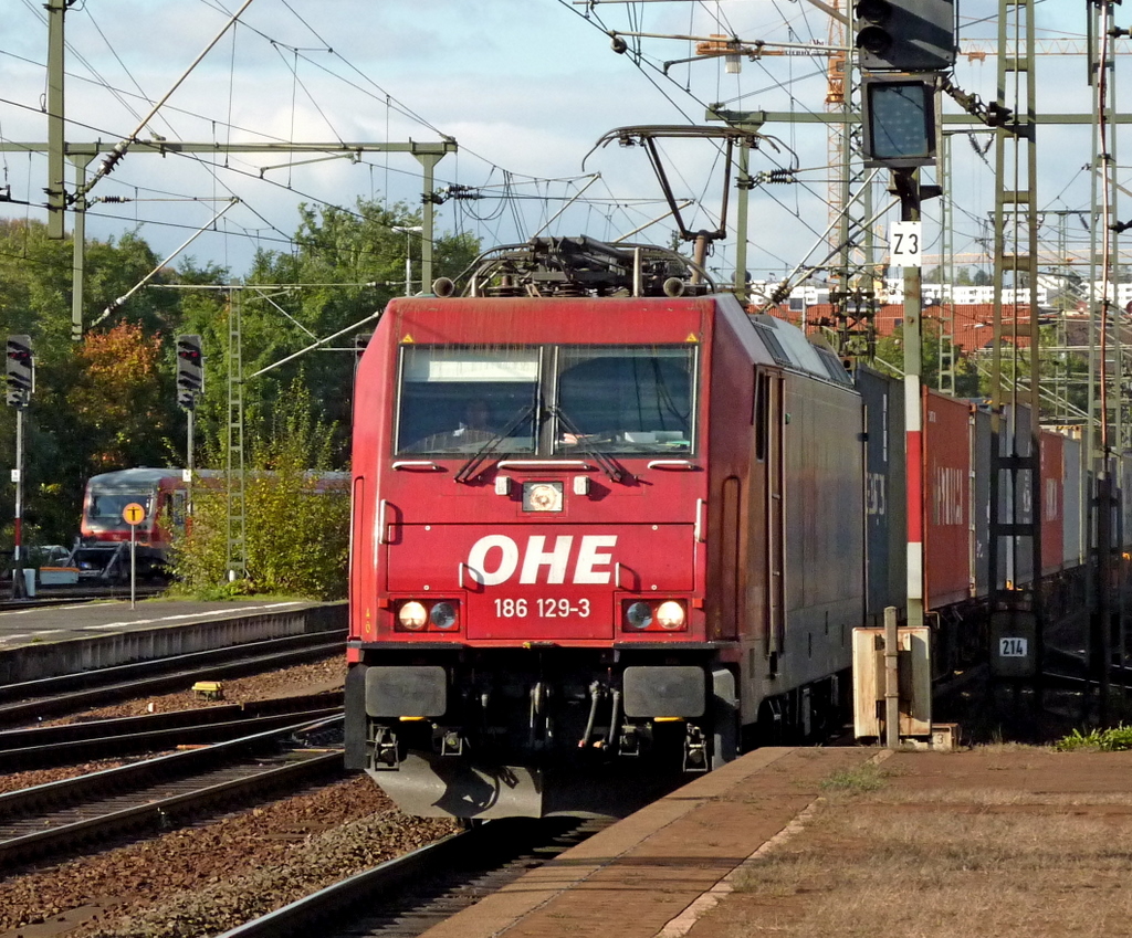 186 129 OHE mit Containerzug am 21.10.10 in Fulda