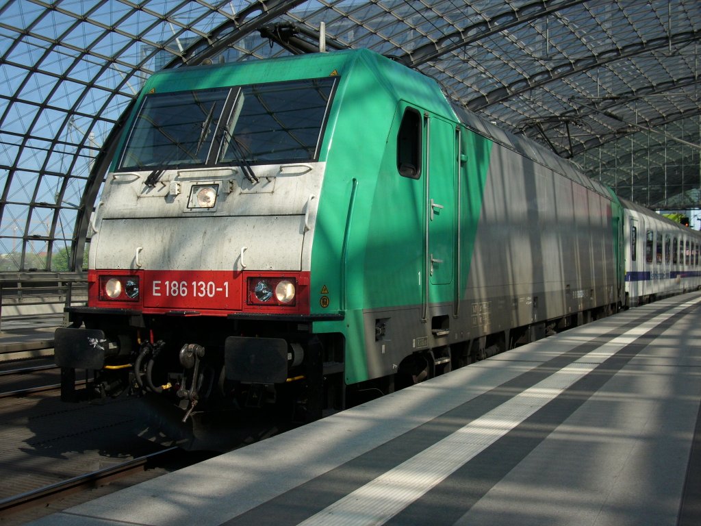 186 130 brachte den Berlin-Warszawa-Express,am 12.April 2009,bis zum Berliner Hbf.
