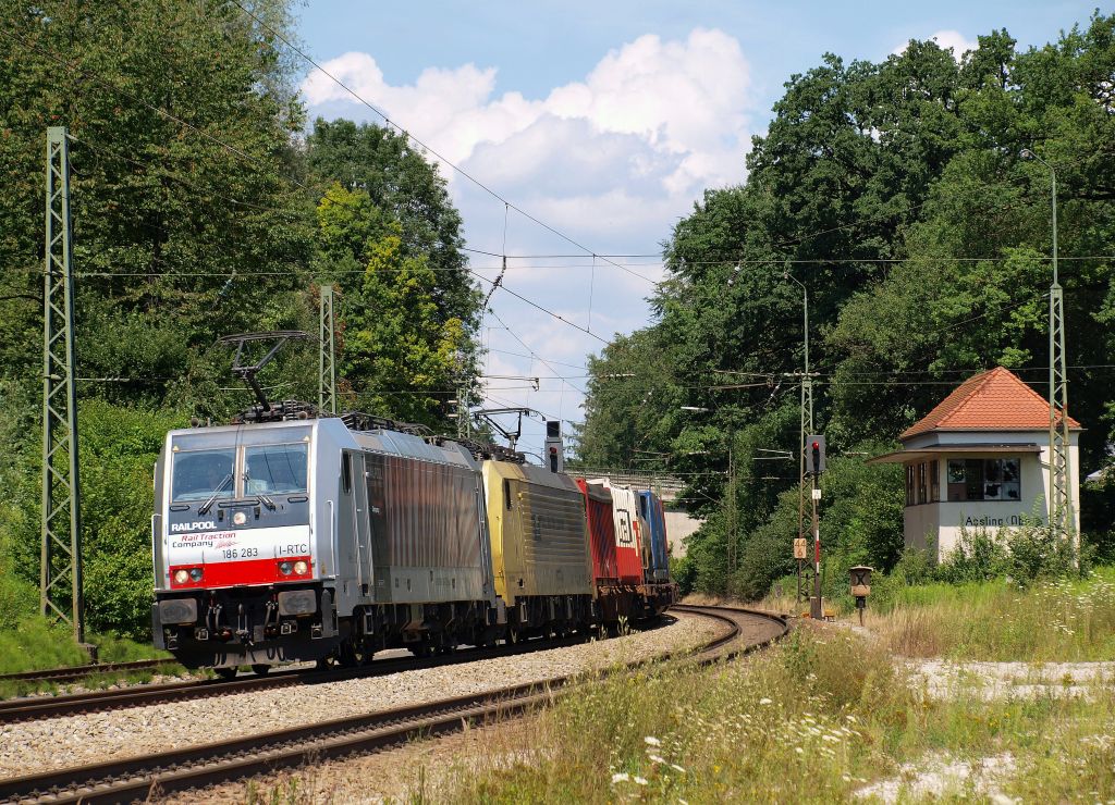 186 283 und 189 901 von Lokomotion rauschten mit einem langen KLV-Zug durch Assling in Oberbayern am 26.7.11. 