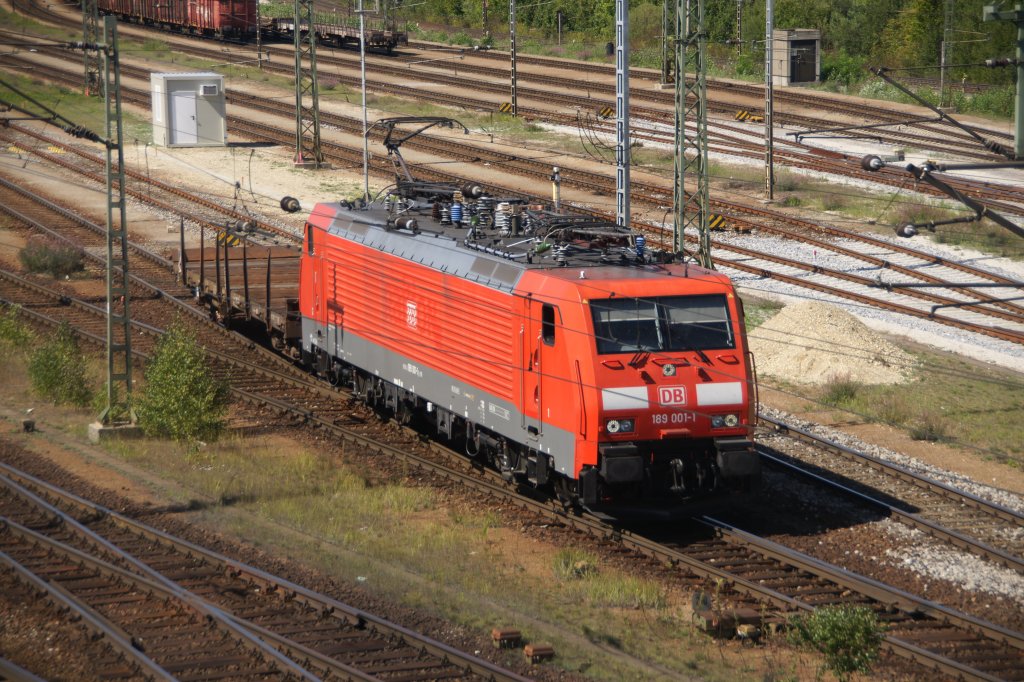 189 001-1 durchfhrt soeben den Rangierbahnhof von Mnchen/Nord. Aufgenommen am
6. September 2011.