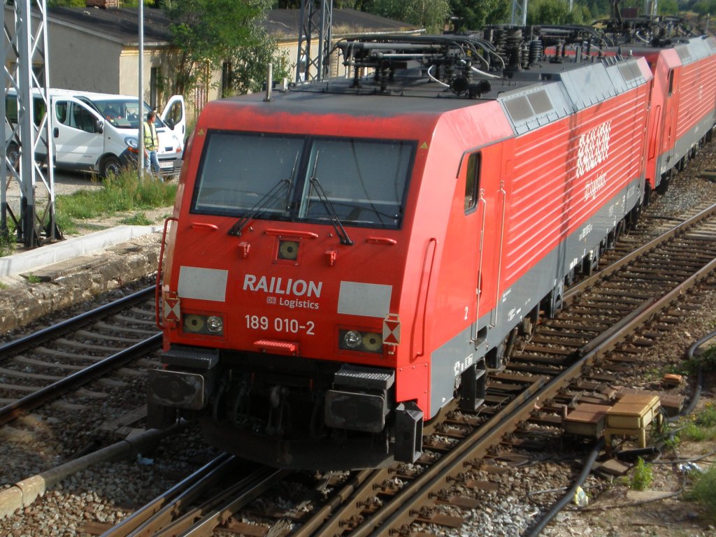 189 009 zieht 189 010 durch den Bahnhof Falkenberg/Elster.