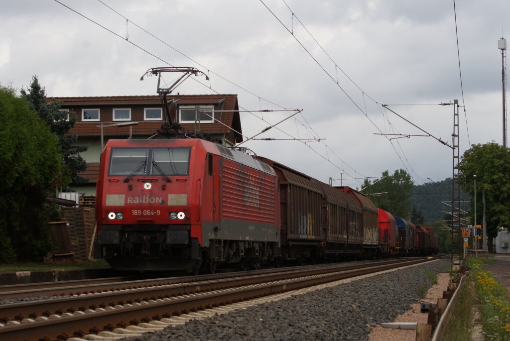 189 064-9 mit einem gemischten Gterzug in Ludwigsau-Friedlos am 06.08.2010