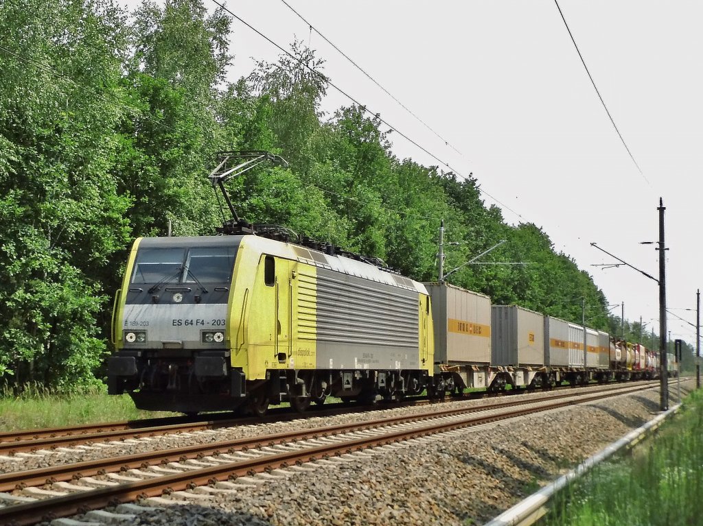 189 203 mit Containerzug bei Elsterwerda, 27.06.2013.
