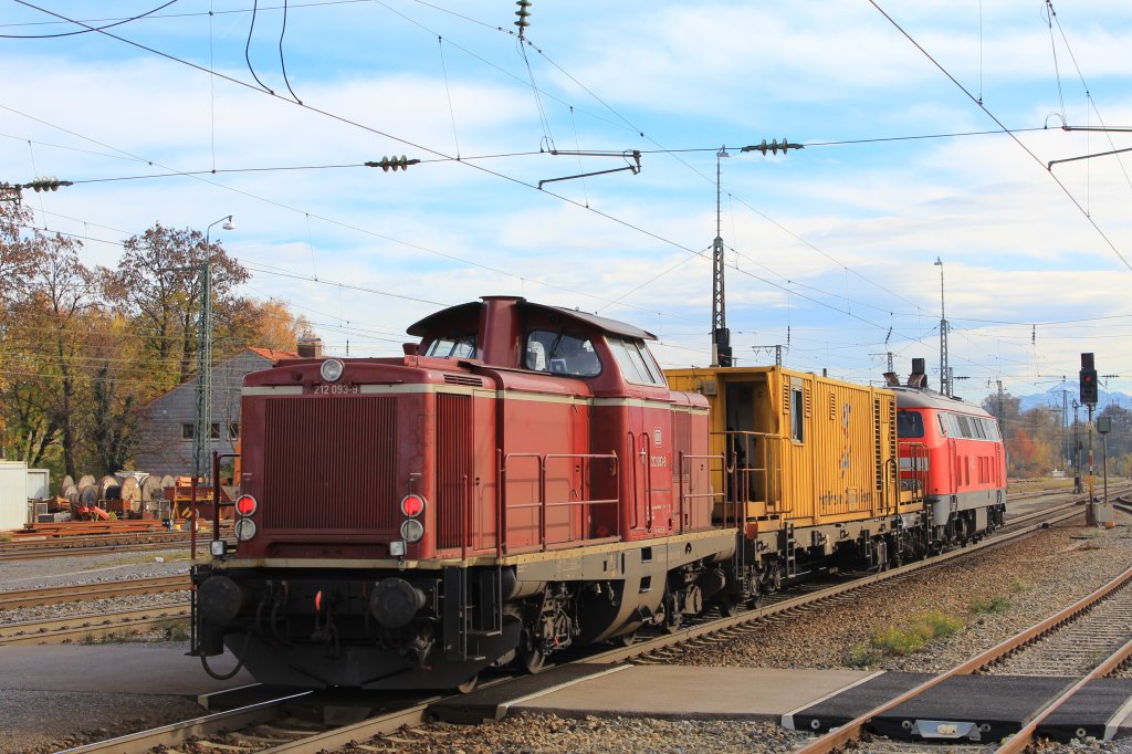 212 093-9 und 218 132-5 mit einem  Putzzug  im Bahnhof von Rosenheim am 9. November 2012.