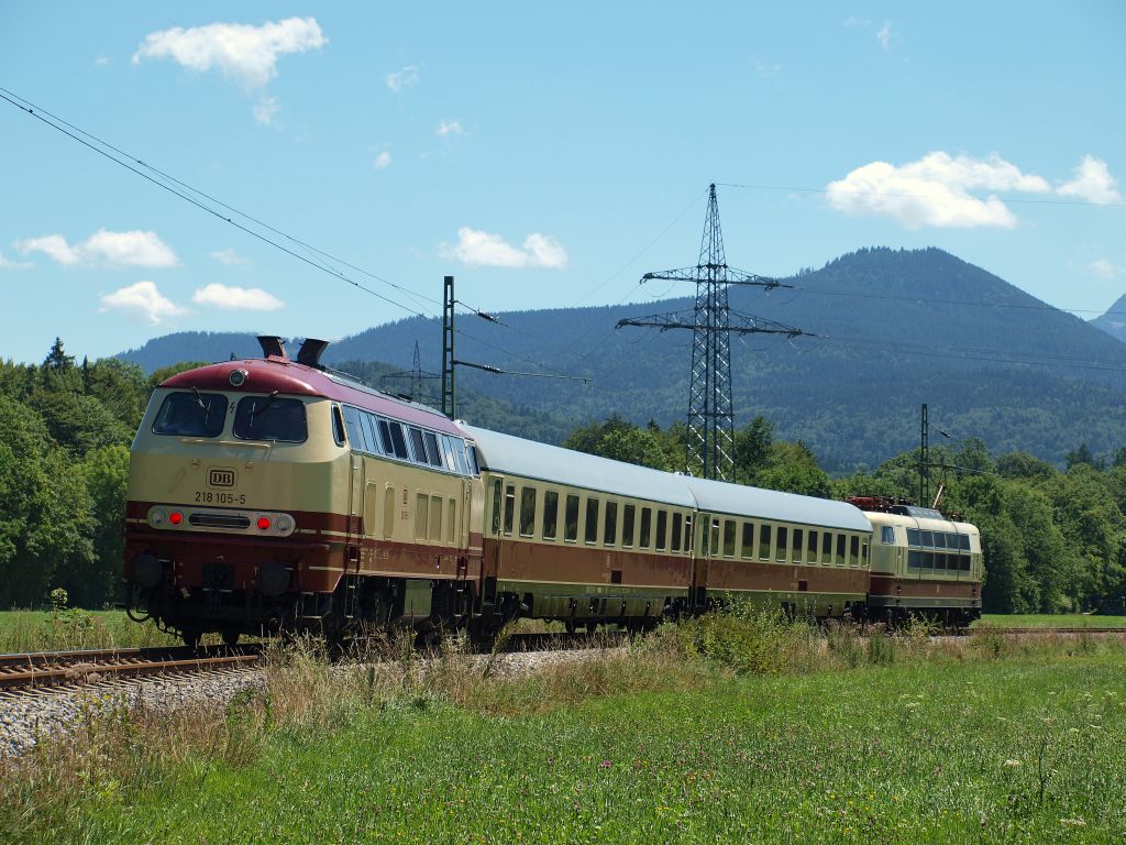 218 105-5 half der 103 184-8 die 2 1.Klasse Wagen zu ziehen. Aufgenommen wurde die Aufnahme am 1.8 in Traundorf.