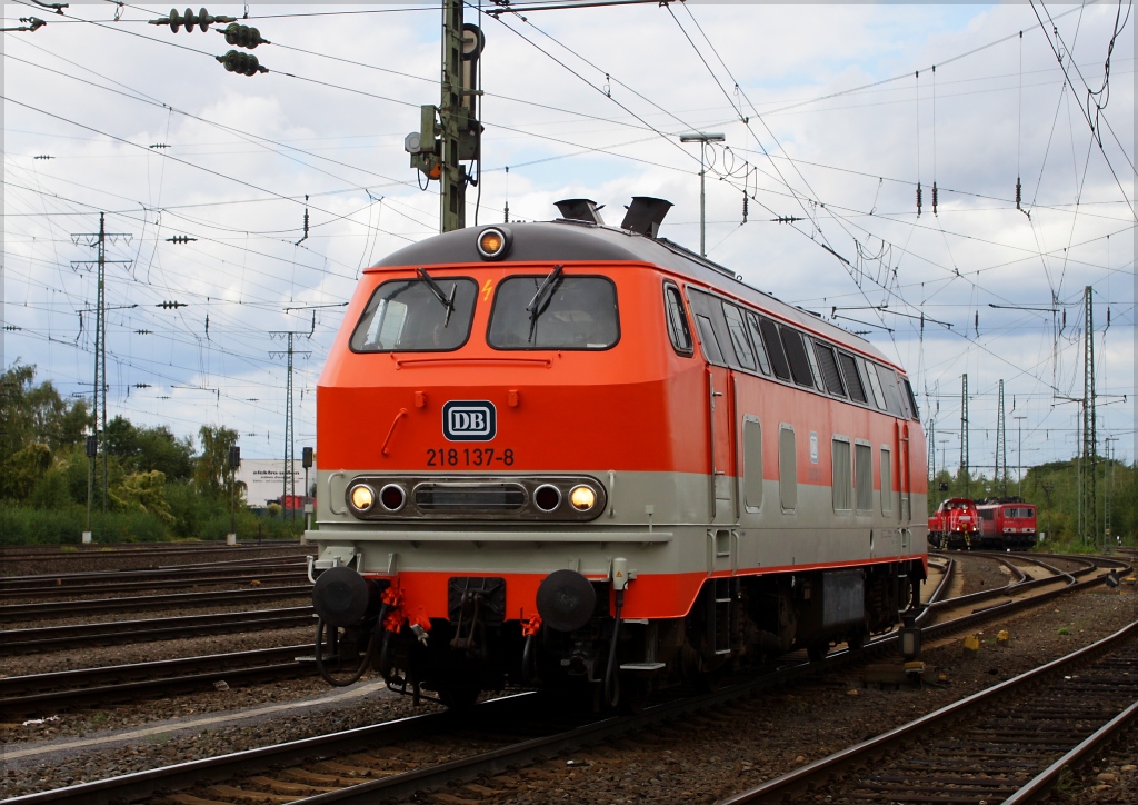 218 137 im frisch lackiert City-Bahn-Look am 29.09.12 whrend der Lokparade in Koblenz Ltzel