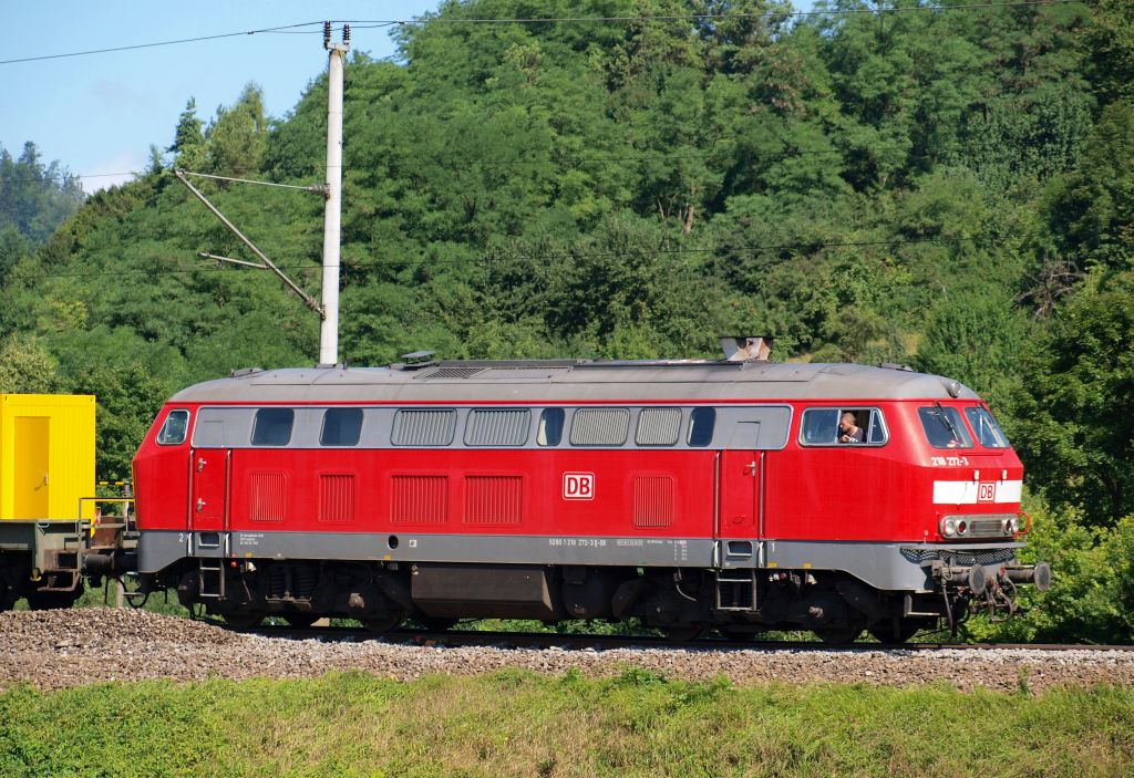 218 272-3 von DB Fahrwegdienst Karlsruhe schob am 8.8 einen langen Bauzug durch das Murrtal.