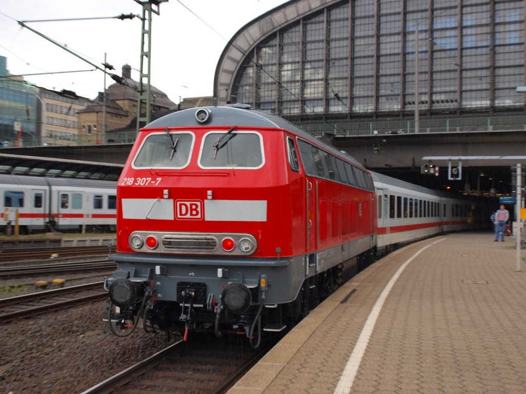 218 307 von DB Fernverkehr schob den IC 2121 von Puttgarden in den Bahnhof Hamburg HBF am 20.6.