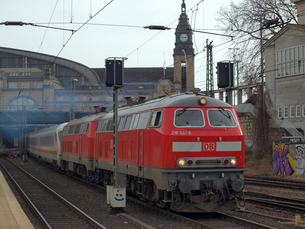 218 341-6 dampfte mit einer Schwestermaschine als IC 2190 nach Westerland/Sylt aus dem Hamburger Hbf am 12.3.