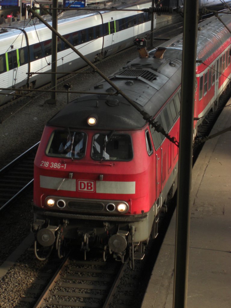 218 386-1 verlt gerade den Hamburger Hauptbahnhof.