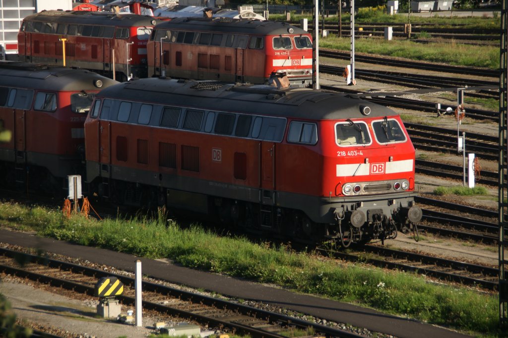 218 403-3 abgestellt in Mhldorf am Inn. Aufgenommen am 6. September 2011.