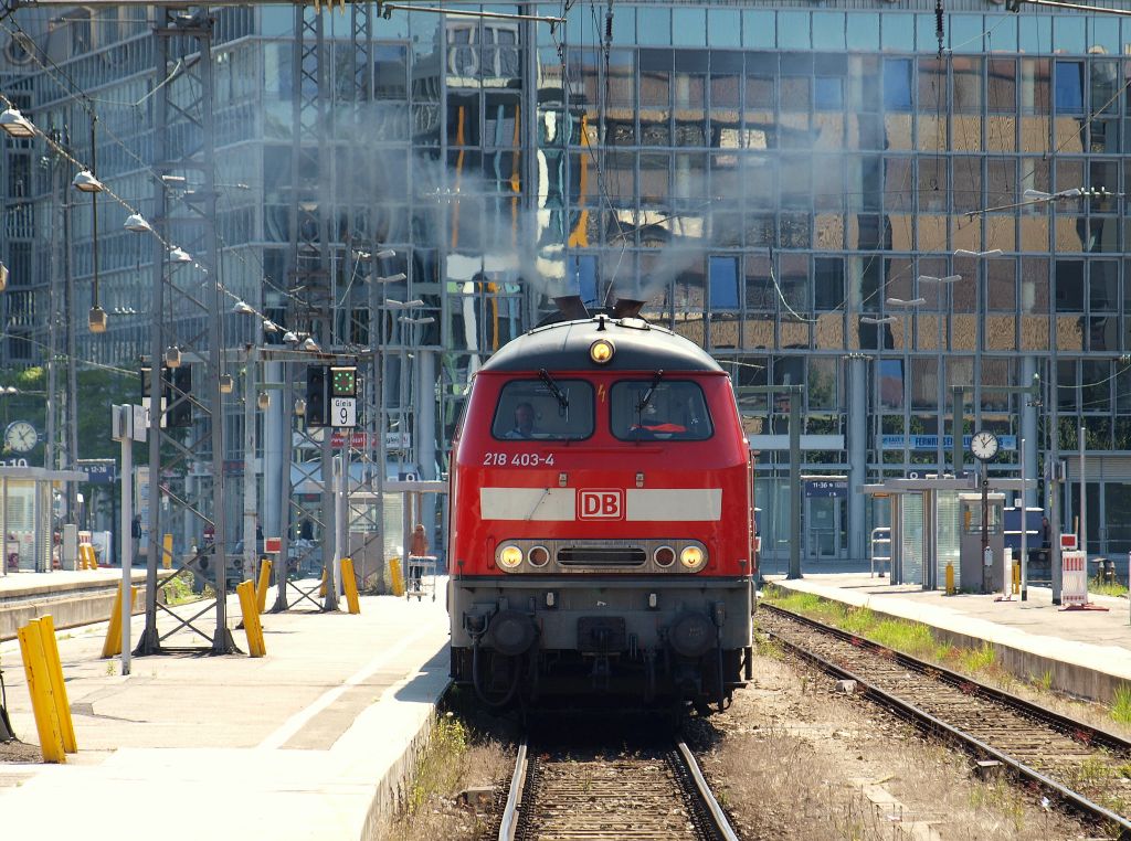 218 403-4 fuhr mit der Regionalbahn nach Mhldorf aus dem Mnchener Hbf am 26.7.11.