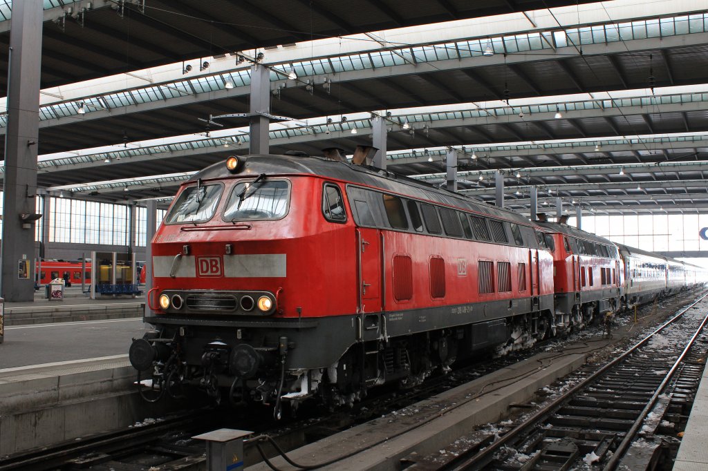 218 418-2 und 218 403-4 kamen soeben aus Lindau im Mnchner Hauptbahnhof an. Aufgenommen am 21. Januar 2013.