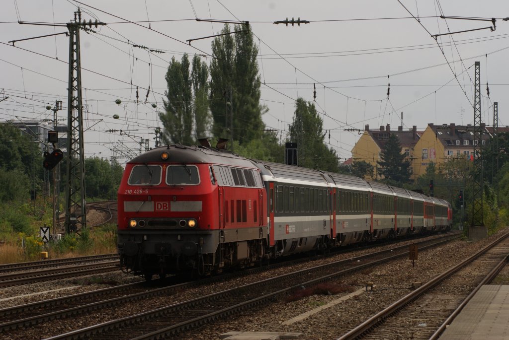 218 426-5 + 218 421-6 mit einem Eurocity in Mnchen Hbf am 14.08.2010