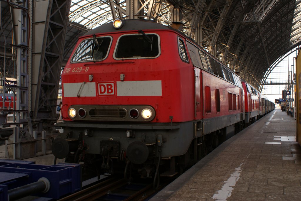 218 429-9 + 218 108-9 mit einem Leer-Regionalexpress in Frankfurt am Main Hauptbahnhof am 06.08.2010