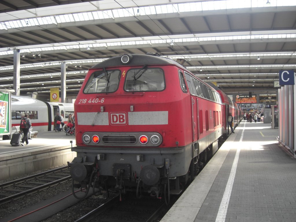 218 440-6 hing am Zugende bei der Einfahrt in den Mnchner Hauptrbahnhof.