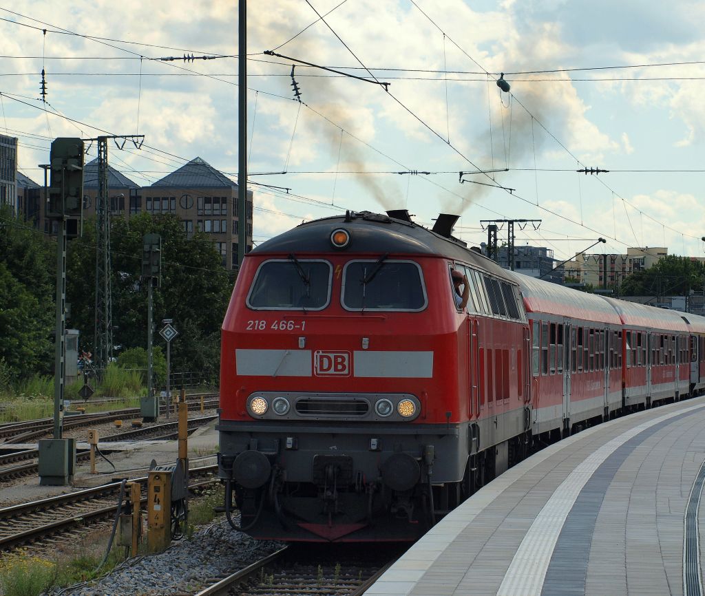 218 466-1 mit LED Spitzenlicht zog den RE 27003 nach Simbach/Inn bestehend aus 7 N-Wagen und 2 Aimz aus dem Mnchener Ostbahnhof am 26.7.11.