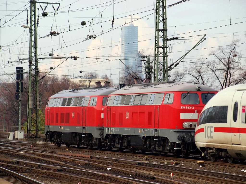 218 825 und 833 schleppten den in Duisburg Hbf verendeten ICE 3  Konstanz  durch den Bahnhof Kln Messe/Deutz am 20.11