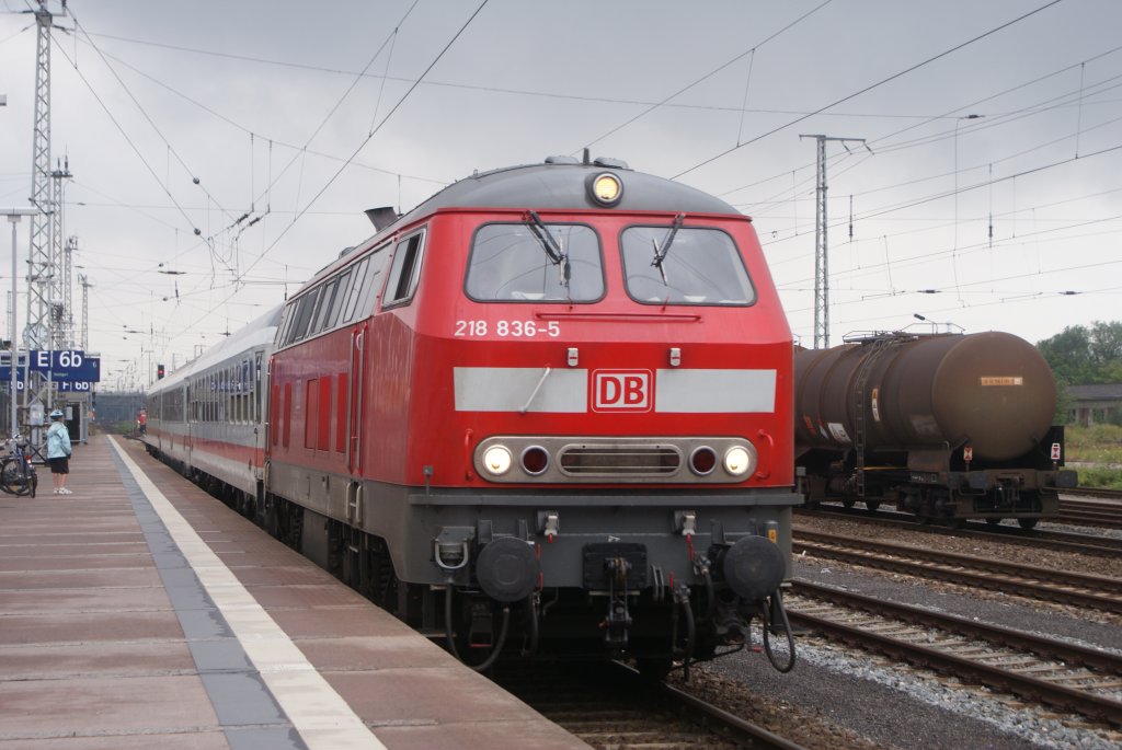 218 836-5 mit dem IC 2213 nach Stuttgart bei der Einfahrt in Stralsund am 18.07.2009