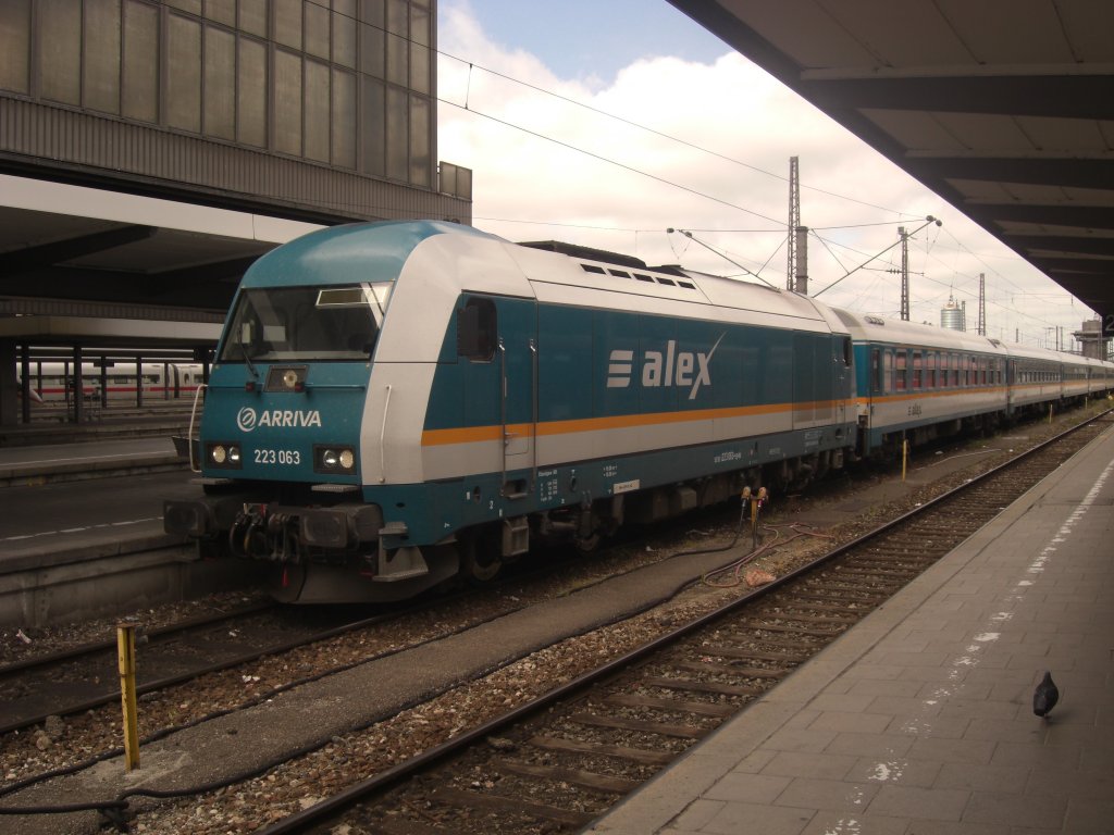 223 063 fährt gerade in den Münchner Hauptbahnhof ein. Aufgenommen am
31. Mai 2008.