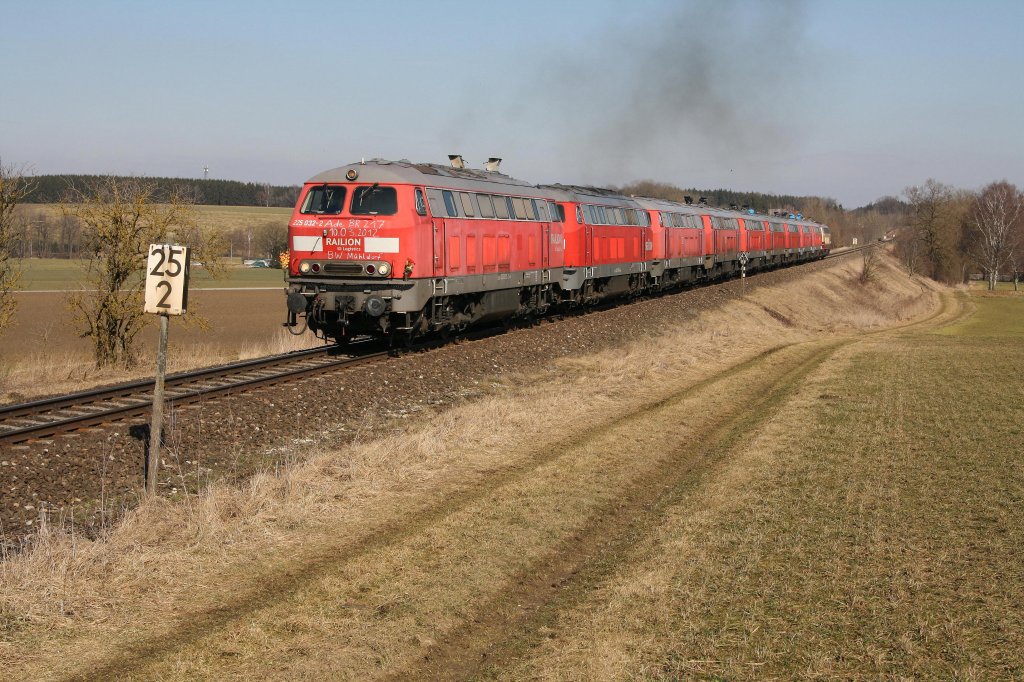 225 032-2 und 011-6 befrderten am 10.03.12 einen Lokzug, bestehend aus z-gestellten 217 und 225 von Mhldorf nach Mnchen-Nord, hier bei Unterschwillach.