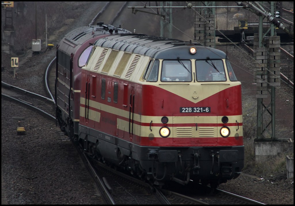 228 321 und My 1151 der Cargo Logistik Rail Service GmbH am 31.03.13 in Fulda