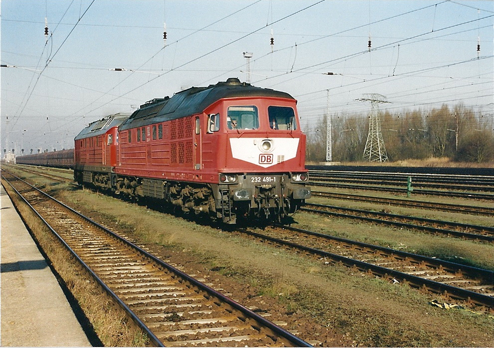 232 491 und 232 416 rollen am 17.02.2002 durch Rostock-Seehafen.