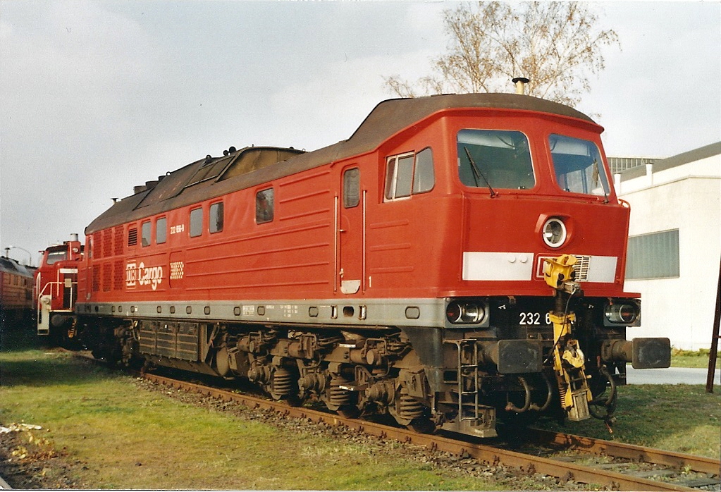 232 656 diente im Februar 2006 in Cottbus als Ersatzteispender.Die ehemalige Dresdner Schlepplok zeigt sich noch mit ihrer Rangierkupplung RK-900.