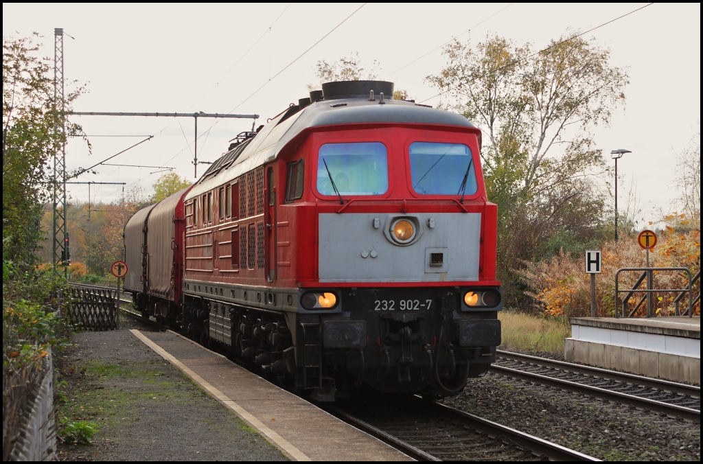 232 902 mit kurzem Gterzug in Richtung Gelsenkirchen am 03.11.11 bei der Durchfahrt von Bochum Riemke