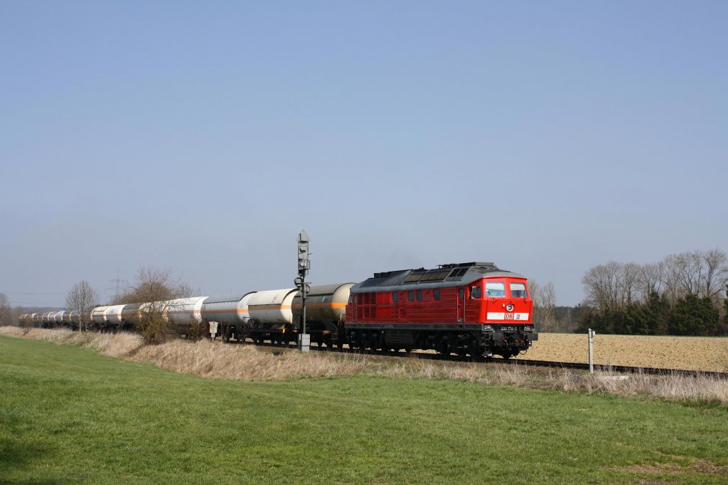 233 176-7 hatte wiedermal den FR 52682, einen Zug mit Gaskesselwagen am Haken. Das Bild entstand am 17.04.10 in Markt Schwaben ein paar Meter vor Beginn des Fahrdrahtes Richtung Mnchen.