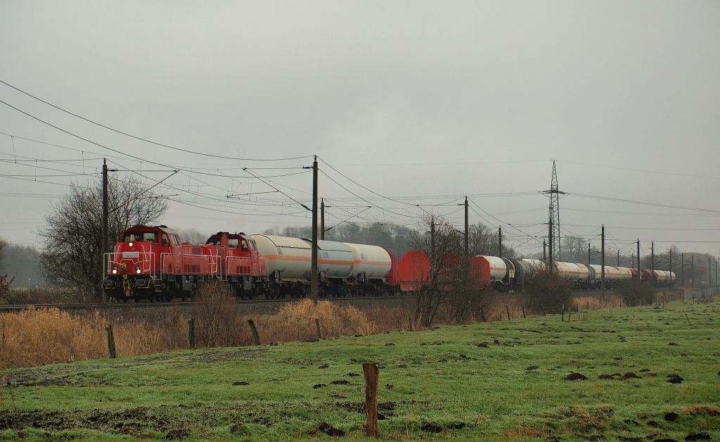 260 504-6 und 260 509-8 fuhren mit dem FZ 53564 durch das kleine rtchen Bullendorf, dass bei Elmshorn liegt. Fotografiert am 22.1.