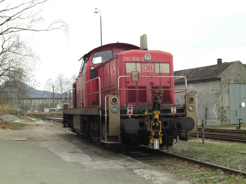 294 606-9 auf einem der ussersten Abstellgleise im Bahnhof von Freilassing. Aufgenommen am 29. November 2009.