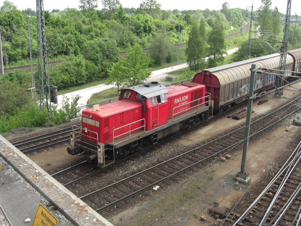 294 625-3 schiebt soeben einen Gterzug in Richtung Ablaufberg im Rangierbahnhof Mnchen/Nord. Aufgenommen am 30. Juni 2010.