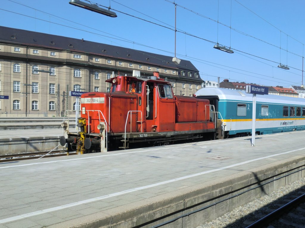 362 768-4 schob soeben einige Waggons des  ALEX  in den Mnchner Hauptbahnhof. Aufgenommen am 25. April 2011.