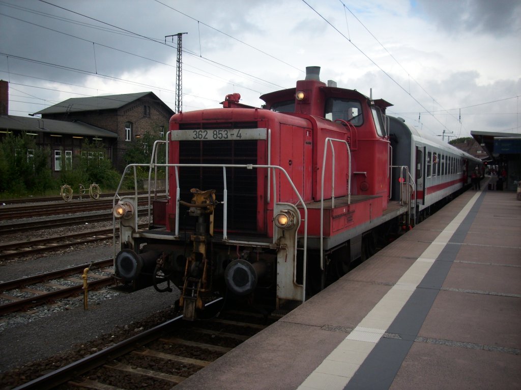 362 853 holte in Stralsund die Kurswagen aus Heringsdorf am 25.Juli 2009 vom Bahnsteig ab und vereinte Diese mit den Kurswagen aus Binz die dann zusammen nach Kln fuhren.