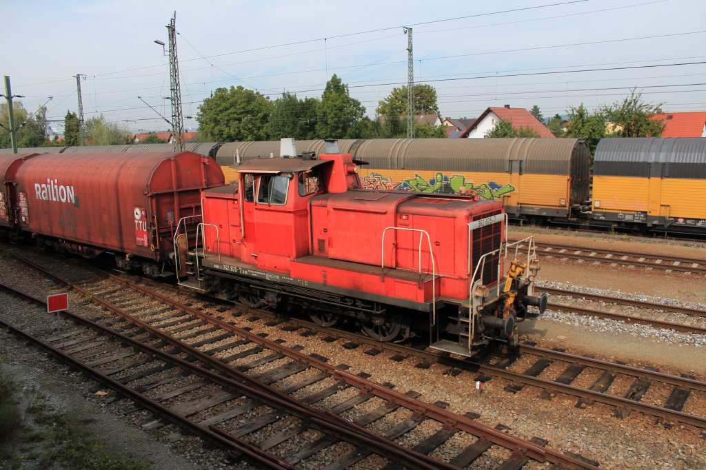 362 875-5 am 17. Septbember 2012 bei der durchfahrt des Bahnhofs von Dingolfing.