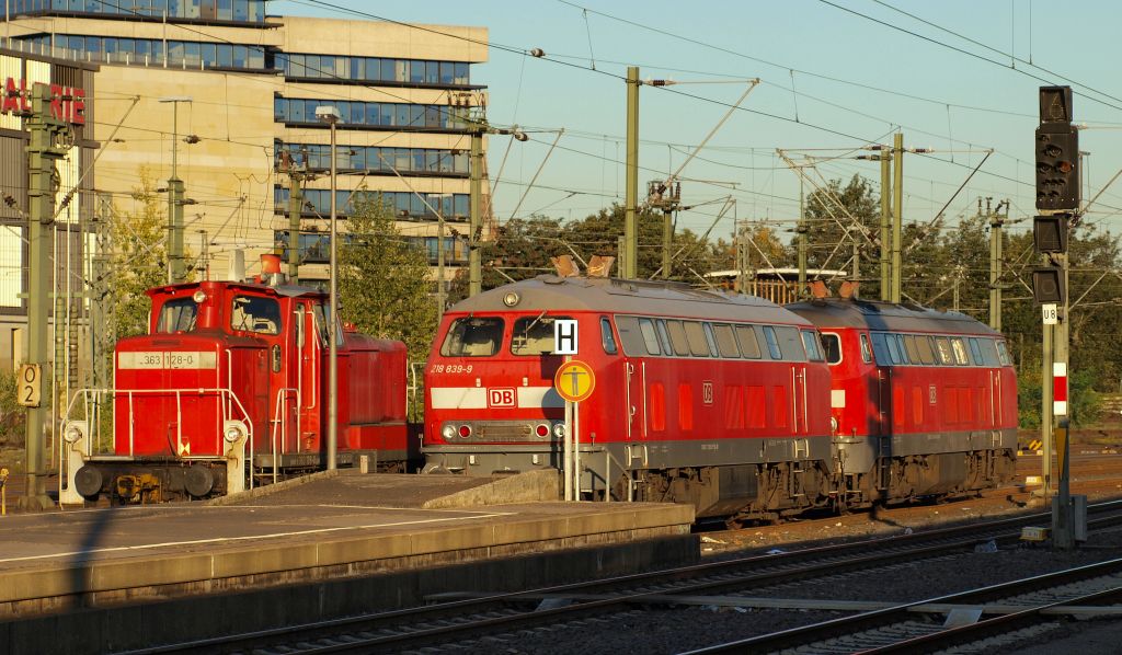 363 128-0,218 839-9 und 218 474-5 standen am Morgen des 1.10.11 abgestellt im Hauptbahnhof von Hannover.