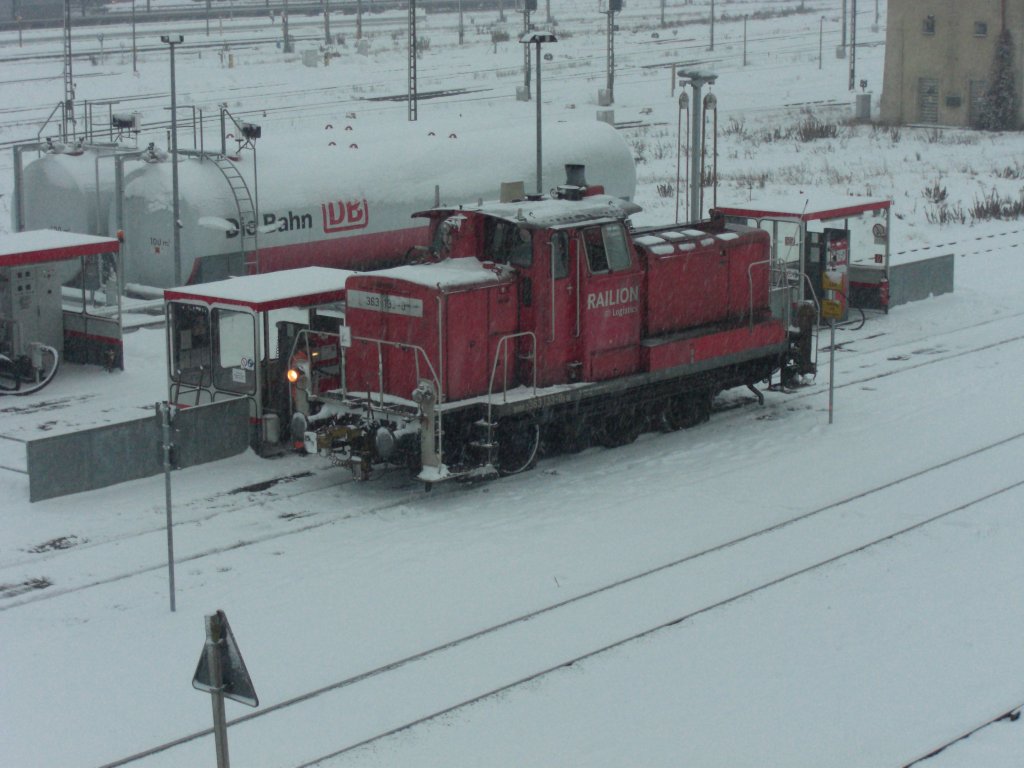 363 133-0 ist gerade beim auftanken im Bahnhof von Mhldorf. Aufgenommen im Winter 2010.